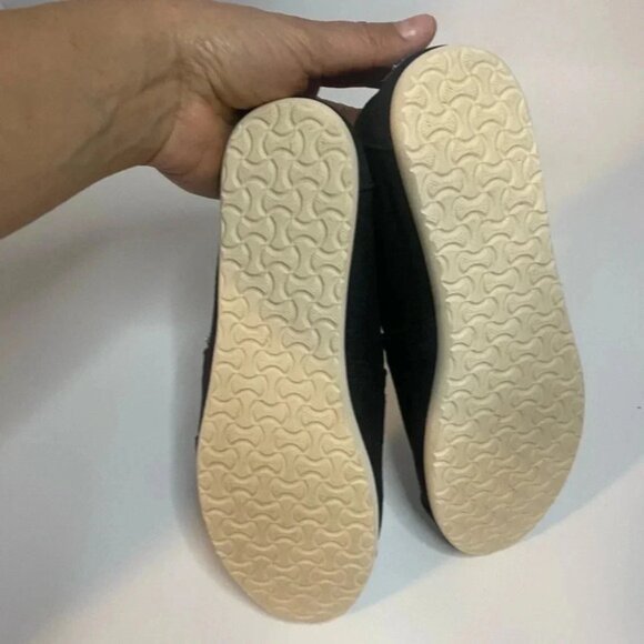 TomsBlack closed toed flats Size 6W - Picture 6 of 6
